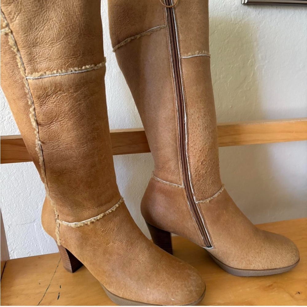 FRYE - Leather Tan Knee-High Shearling lined Women's Boots 9.5 - excellent cond.